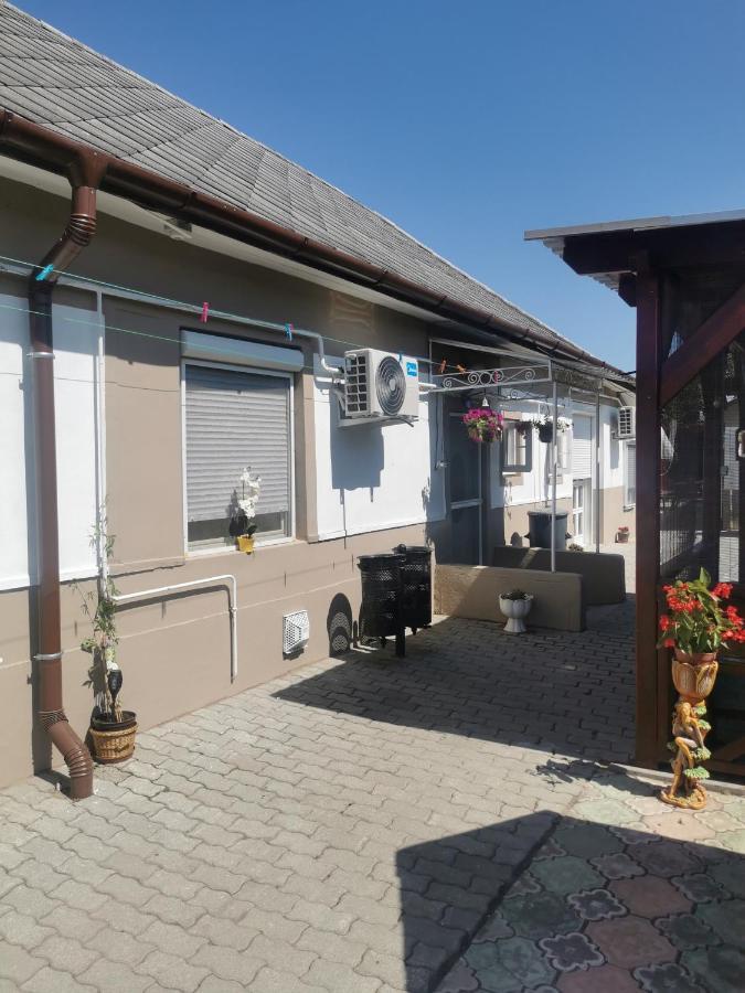 Edit Vendeghaz Tiszaújváros Exteriér fotografie